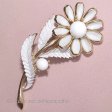 （画像用） Ｔｒｉｆａｒｉ　 トリファリ ミルクガラス花ブローチ