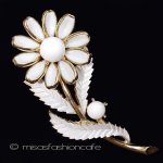 Ｔｒｉｆａｒｉ　 トリファリ ミルクガラス花ブローチ