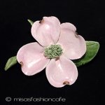 英国製　ブローチ ポーセリン　ハナミズキ