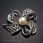 Trifari トリファリ パールりぼんブローチ Trifari トリファリ パールりぼんブローチ