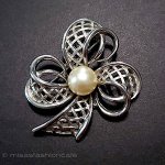 Trifari トリファリ パールりぼんブローチ Trifari トリファリ パールりぼんブローチ