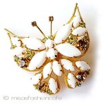 ビンテージジュエリー ミルクガラスの蝶