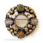 アンティークブローチ 天然石&珊瑚の花リース アンティークブローチ 天然石&珊瑚の花リース