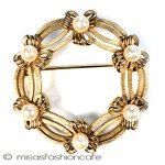 Trifariトリファリブローチ パールのリボンリース Trifariトリファリブローチ パールのリボンリース