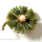 SWOBODA刻印スワボダ 真珠・翡翠花ブローチ