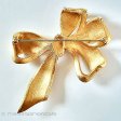 （画像用） Trifari　 トリファリ 金リボン　ブローチ