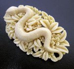 蛇と花畑　ブローチ