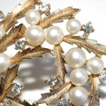 Ｔｒｉｆａｒｉ　 トリファリ ヒイラギリース　ブローチ