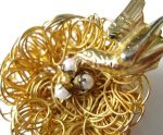 パール卵と鳥ブローチ