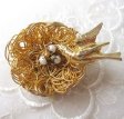 （画像用） パール卵と鳥ブローチ