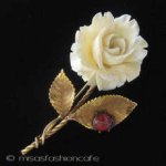 象牙アイボリー 12Kgf 薔薇・てんとう虫ブローチ