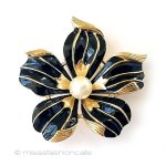 Trifari トリファリ パールのお花ブローチ Trifari トリファリ パールのお花ブローチ