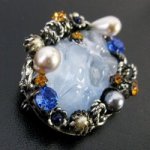 アートガラス　ブローチ