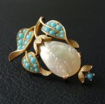 クラウンTrifari　 MOパールブローチ