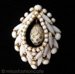 ミルクガラス　ブローチ