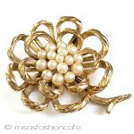 Trifari トリファリ パールのお花 ブローチ Trifari トリファリ パールのお花 ブローチ