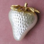 パール苺 ブローチ