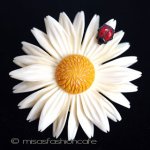 アイボリー　花ブローチ デイジー　てんとう虫