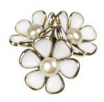 クラウンTrifari　 ミルクガラス花ブローチ