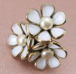 （画像用） クラウンTrifari　 ミルクガラス花ブローチ