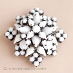 ミルクガラス　ブローチ