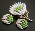 クラウンTrifari　ブローチ＆イヤリングセット