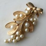 クラウンTrifari　ブローチ