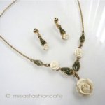 象牙アイボリーのローズ ヒスイの葉ネックレス