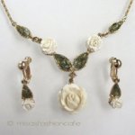 象牙アイボリーのローズ ヒスイの葉ネックレス