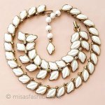 Trifari　 トリファリ ミルクガラス葉セット