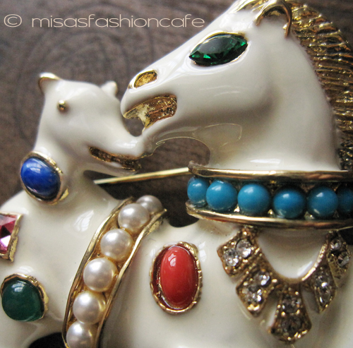 （画像用） KJL ブローチ　馬の親子