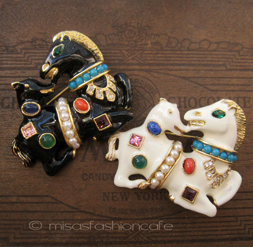 （画像用） KJL ブローチ　馬の親子