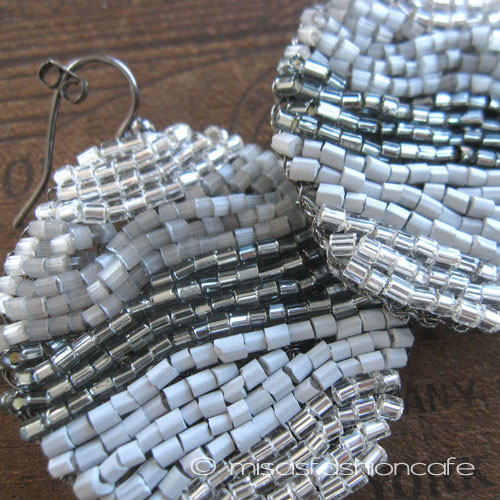 （画像用） Lavish　大振りピアス 　ガラスビーズ刺繍