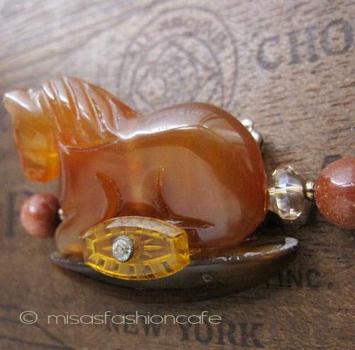 （画像用） NY ブローチ 　天然石の木馬　1920年代