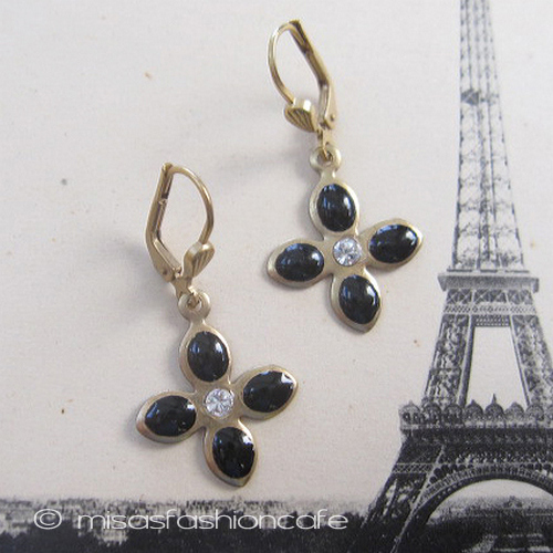 （画像用） ピアスまたはイヤリング フランス製　クロス