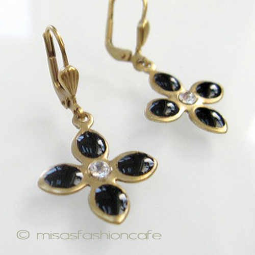 （画像用） ピアスまたはイヤリング フランス製　クロス