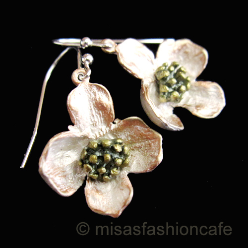 （画像用） ピアス　または　クリップ 　ハナミズキのお花