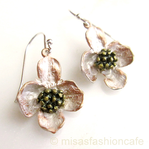 （画像用） ピアス　または　クリップ 　ハナミズキのお花