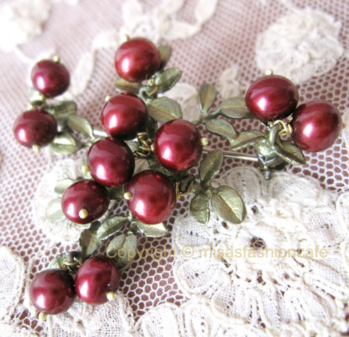 （画像用） マイケルミショーブローチ 　真珠のクランベリー