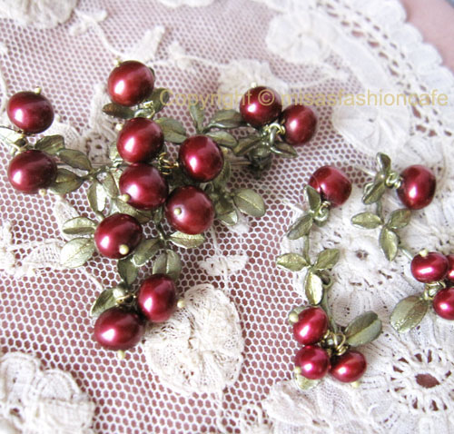 （画像用） マイケルミショーブローチ 　真珠のクランベリー