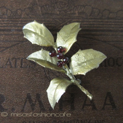 （画像用） マイケルミショー ブローチ ヒイラギ（ポインセチア）