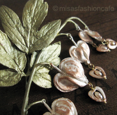 （画像用） マイケルミショーブローチ 真珠・タイツリソウの花