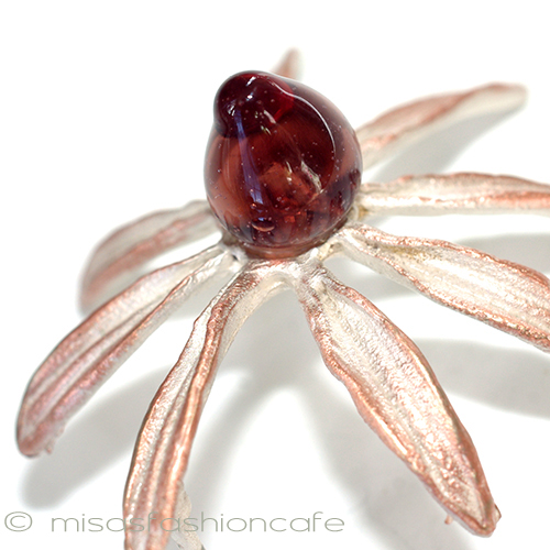 （画像用） マイケルミショーブローチ アートガラスのお花