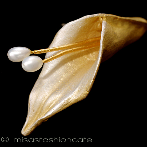 （画像用） マイケルミショーブローチ 真珠　カラーの花