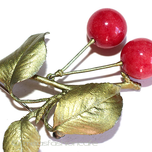 （画像用） マイケルミショーブローチ 天然石ヒスイ　さくらんぼ