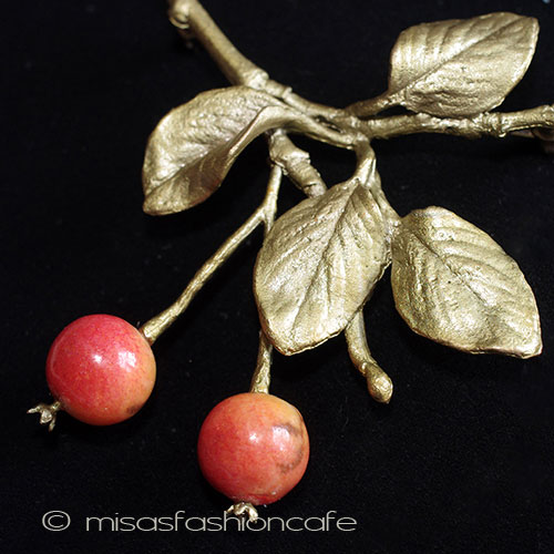 （画像用） マイケルミショーブローチ 天然珊瑚の野りんご　