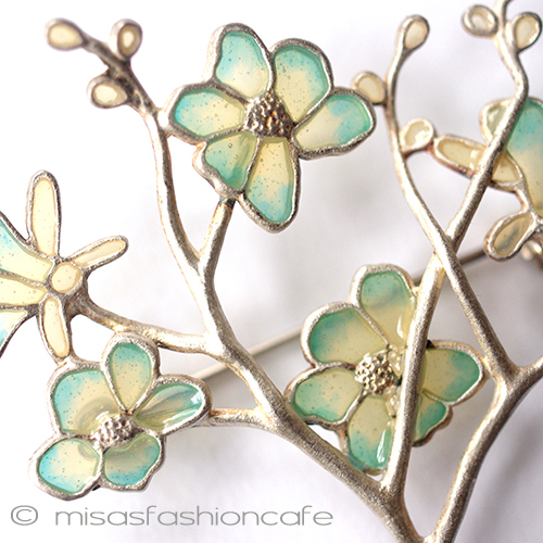 （画像用） モクレン・マグノリア ボタニカル花ブローチ