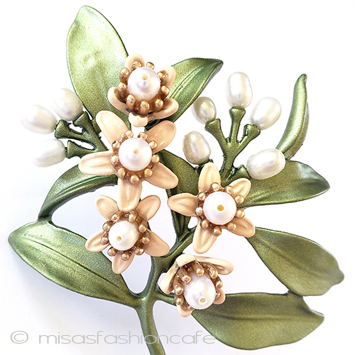 （画像用） フラワーブーケ　ブローチ 真珠　オレンジの花