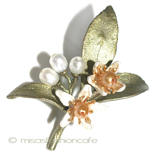 （画像用） マイケルミショーブローチ オレンジの花　真珠