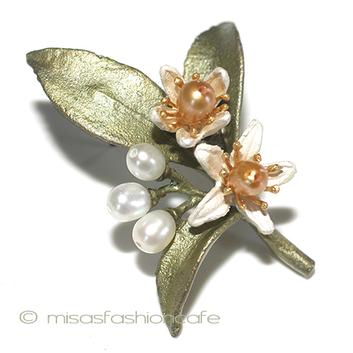 （画像用） マイケルミショーブローチ オレンジの花　真珠